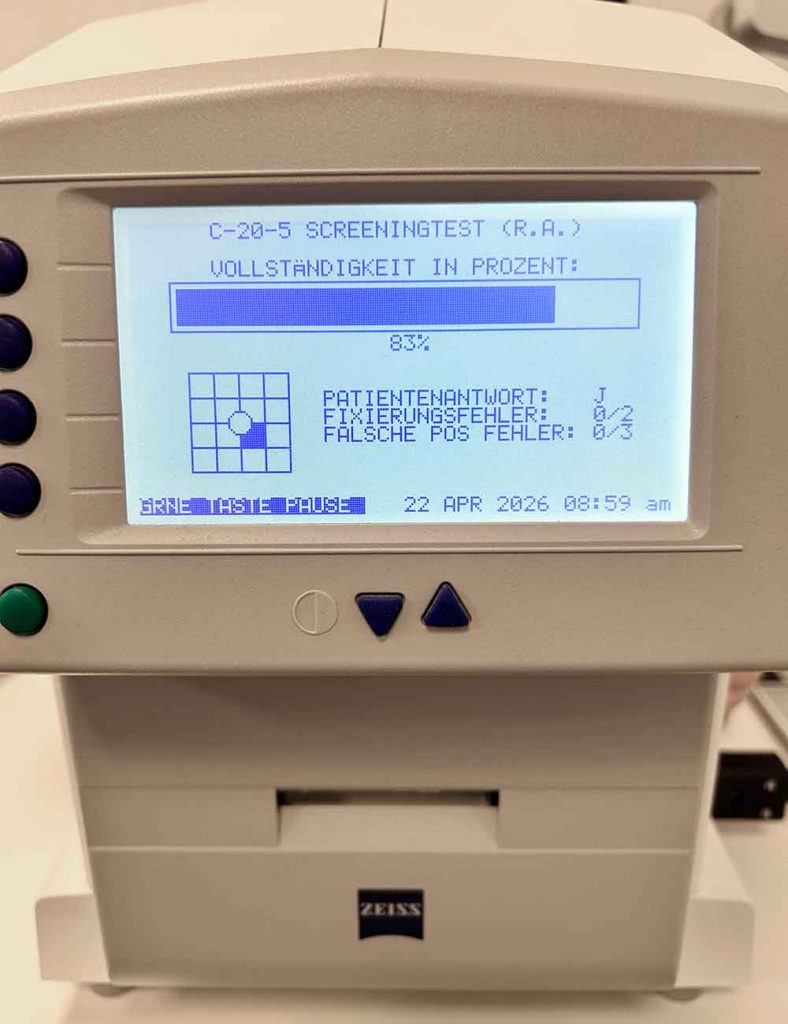 FDT-Gesichtsfeldmessgerät mit Anzeige eines Screeningtests und Testparametern